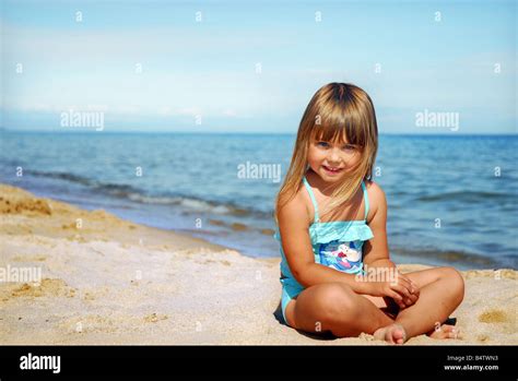 cute petite teen naked|Süße Junge Mädchen Am Strand Blick In Die Kamera Und Spaß